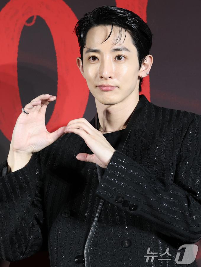 배우 이수혁이 7일 서울 용산 CGV에서 열린 웨이브 오리지널 드라마 'S라인'의 제작발표회에 참석해 포즈를 취하고 있다. 'S라인'은 성적 관계를 맺은 사람들 사이에 이어지는 붉은 선, 일명 S라인이 보이기 시작하면서 금지된 욕망과 숨겨진 진실이 드러나는 판타지 스릴러다. 2025.7.7/뉴스1 ⓒ News1 권현진 기자