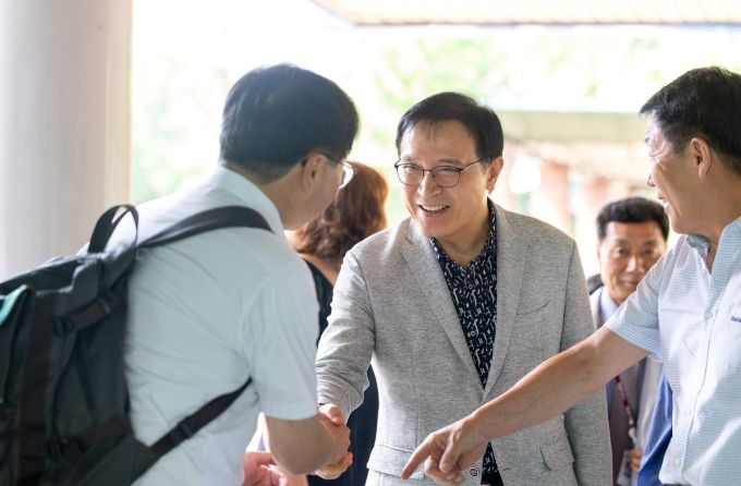임태희 경기도교육감이  7일 여주 국제첨단농업전문학교에 방문해 관계자와 악수를 하고 있다. /사진제공=경기도교육청 