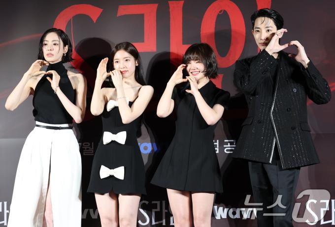배우 이다희(왼쪽부터)와 아린, 이은샘, 이수혁이 7일 서울 용산 CGV에서 열린 웨이브 오리지널 드라마 'S라인'의 제작발표회에 참석해 포즈를 취하고 있다. 'S라인'은 성적 관계를 맺은 사람들 사이에 이어지는 붉은 선, 일명 S라인이 보이기 시작하면서 금지된 욕망과 숨겨진 진실이 드러나는 판타지 스릴러다. 2025.7.7/뉴스1 ⓒ News1 권현진 기자