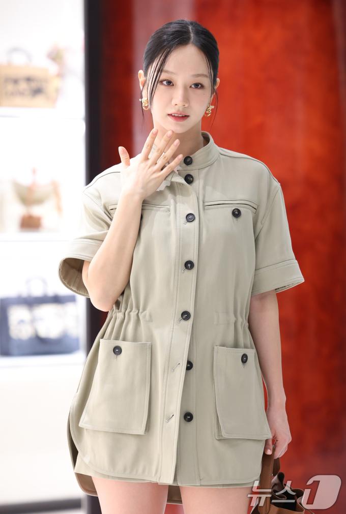 배우 혜리가 7일 오후 서울 영등포구 더현대 서울에서 열린 페라가모 부티크 오픈 기념 행사에 참석해 매혹적인 포즈를 취하고 있다. ⓒ News1 권현진 기자