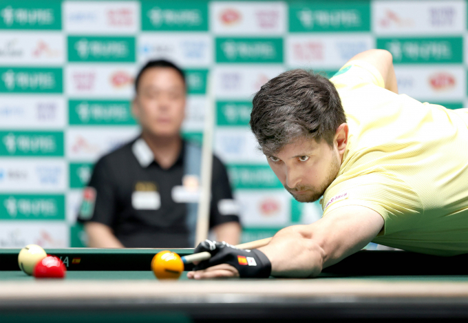 다비드 마르티네스가 개인 통산 8번째 우승 트로피를 들어올리며 PBA 상금 랭킹 1위에 올랐다. 사진은 8일 경기 고양 킨텍스 PBA스타디움에서 열린 2025-26시즌 2차 투어 하나카드 PBA-LPBA 챔피언십 2025-26 PBA 결승전에 출전한 마르티네스의 모습. /사진=프로당구협회(PBA) 제공