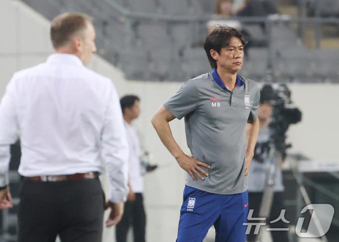 홍명보 대한민국 축구 국가대표팀 감독이 7일 오후 경기 용인시 처인구 용인미르스타디움에서 열린 2025 동아시아축구연맹(EAFF) E-1 챔피언십 남자부 대한민국과 중국의 경기에서 선수들을 지켜보고 있다. 2025.7.7/뉴스1 ⓒ News1 김영운 기자