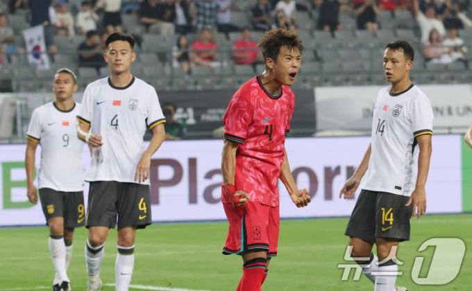 김주성이 7일 오후 경기 용인시 처인구 용인미르스타디움에서 열린 2025 동아시아축구연맹(EAFF) E-1 챔피언십 남자부 대한민국과 중국의 경기에서 슛을 넣은 뒤 기뻐하고 있다. 2025.7.7/뉴스1 ⓒ News1 김영운 기자