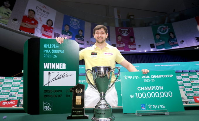 PBA 누적상금 10억원을 돌파한 다비드 마르티네스가 우승의 기쁨을 만끽했다. 사진은 지난 7일  경기 고양 킨텍스 PBA스타디움에서 열린 프로당구 2025-26시즌 2차투어 하나카드 PBA-LPBA 챔피언십 PBA 결승전에서 우승을 차지한 마르티네스의 모습. /사진=프로당구협회(PBA) 제공