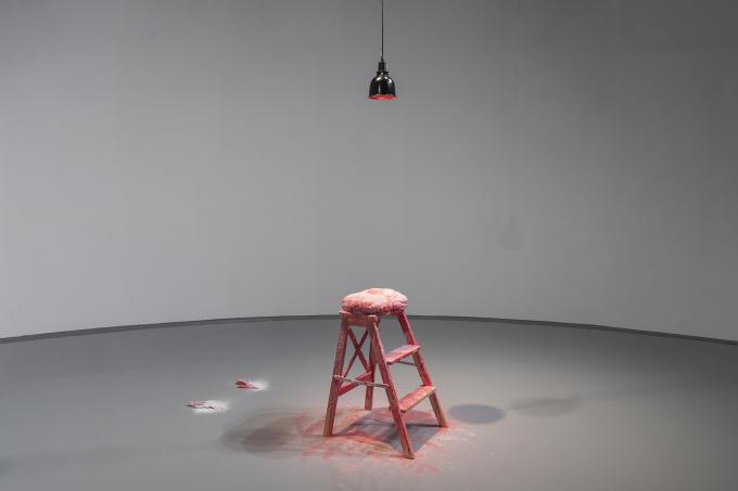 박나라, Repose, 2024, 밀랍, 치즈, 사다리, 베이비 파우더, 적외선 램프, 가변크기 (서울시립미술관 제공)