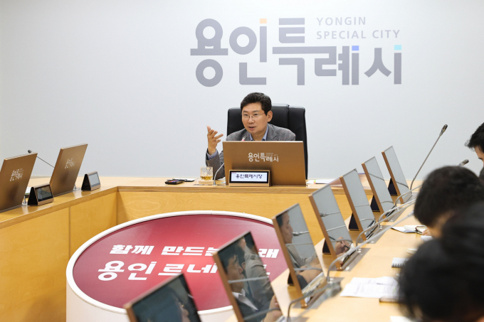 이상일 용인특레시장이 지난 7일 시청 영상회의실에서 열린 간부회의에서 발언하고 있다. /사진제공=용인특레시