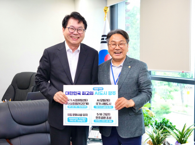 강기정 광주광역시장(오른쪽)이 7일 서울 국정기획위원회에서 이한주 국정기획위원장을 만나  국가 AI컴퓨팅센터 광주 구축, AX실증밸리 조성 등이 국정과제에 우선순위로 반영될 수 있도록 요청했다./사진=광주시