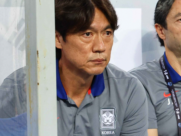 홍명보 감독이 중국전 승리 이후 만족감을 드러냈다. 사진은 홍명보 대한민국 축구 국가대표팀 감독이 지난 7일 경기 용인 미르스타디움에서 열린 2025 EAFF(동아시아축구연맹) E-1 챔피언십(동아시안컵) 한국 대 중국과 경기 시작 전 경기장을 바라보고 있는 모습. /사진=뉴시스