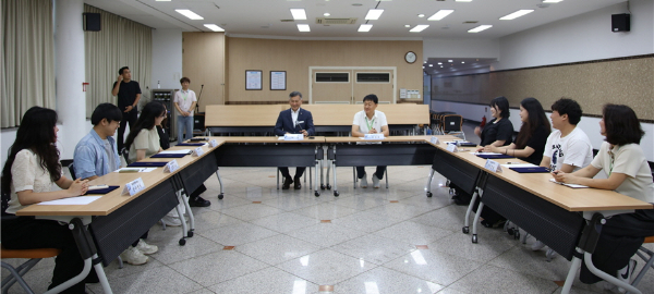 허숭 안산도시공사 사장과 정보공개 모니터단이 회의를 하고 있다. /사진=안산도시공사