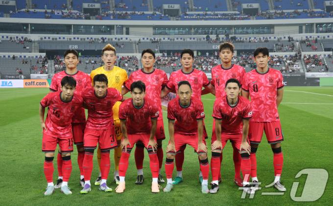 대한민국 축구 국가대표팀 선수들이 7일 오후 경기 용인시 처인구 용인미르스타디움에서 열린 2025 동아시아축구연맹(EAFF) E-1 챔피언십 남자부 대한민국과 중국의 경기 시작 전 기념촬영을 하고 있다. 2025.7.7/뉴스1 ⓒ News1 김영운 기자
