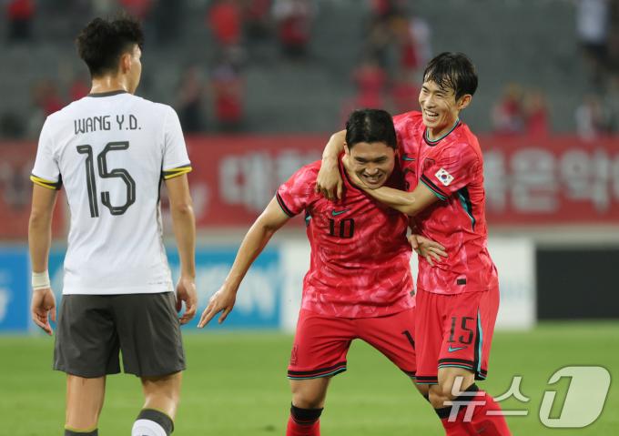 이동경이 7일 오후 경기 용인시 처인구 용인미르스타디움에서 열린 2025 동아시아축구연맹(EAFF) E-1 챔피언십 남자부 대한민국과 중국의 경기에서 선제골을 넣고 기뻐하고 있다. 2025.7.7/뉴스1 ⓒ News1 김영운 기자