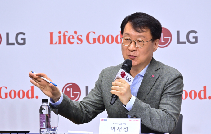  이 부사장이 HVAC(냉난방공조) 사업 전략방향과 AI 데이터센터향 솔루션 등을 소개하고 있다. /사진=LG전자