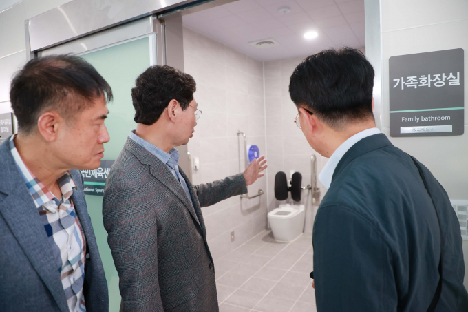 이상일 용인특례시장이 7일 기흥구 영덕동에 조성된 기흥국민체육센터개관식에 참석해 시설을 둘러보고 있다. /사진제공=용인특례시
