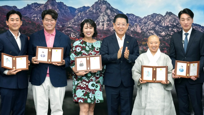 김영록 전라남도지사(왼쪽 네번째)가 7일 오후 도청 접견실에서 남도국제미식산업박람회 홍보대사 위촉장을 수여하고 기념촬영을 하고 있다. 