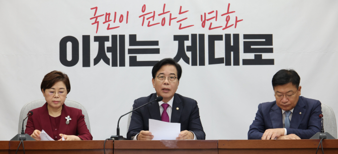송언석 국민의힘 비상대책위원장 겸 원내대표가 신임 혁신위원장을 모시고 혁신위원회를 출범 시키겠다고 전했다. 사진은 8일 서울 여의도 국회에서 열린 원내대책회의에서 발언에 나선 송언석 국민의힘 비상대책위원장 겸 원내대표(가운데)./사진=뉴시스