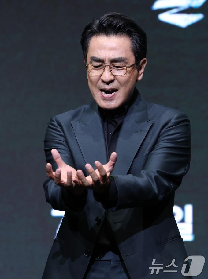 배우 류승룡이 8일 서울 영등포구 콘래드호텔에서 열린 디즈니+ 오리지널 시리즈 '파인: 촌뜨기들' 제작발표회에 참석해 포즈를 취하고 있다. '파인: 촌뜨기들'은 1977년 바다 속에 묻힌 보물선을 차지하기 위해 몰려든 근면성실 생계형 촌뜨기들의 속고 속이는 이야기를 그렸다. 2025.7.8/뉴스1 ⓒ News1 권현진 기자