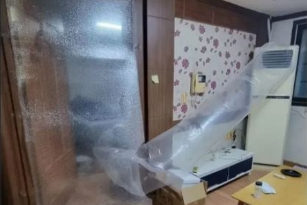 기숙사 동료 때문에 스트레스 받는다는 한 직장인 사연이 전해졌다. 사진은 기숙사 에어컨 때문에 스트레스 받은 사연자가 공유한 기숙사 내부 모습. /사진=스레드 캡처