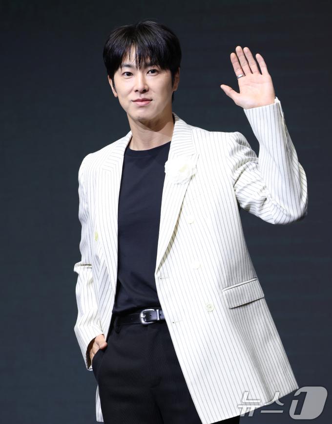 배우 정윤호가 8일 서울 영등포구 콘래드호텔에서 열린 디즈니+ 오리지널 시리즈 '파인: 촌뜨기들' 제작발표회에 참석해 포즈를 취하고 있다. '파인: 촌뜨기들'은 1977년 바다 속에 묻힌 보물선을 차지하기 위해 몰려든 근면성실 생계형 촌뜨기들의 속고 속이는 이야기를 그렸다. 2025.7.8/뉴스1 ⓒ News1 권현진 기자
