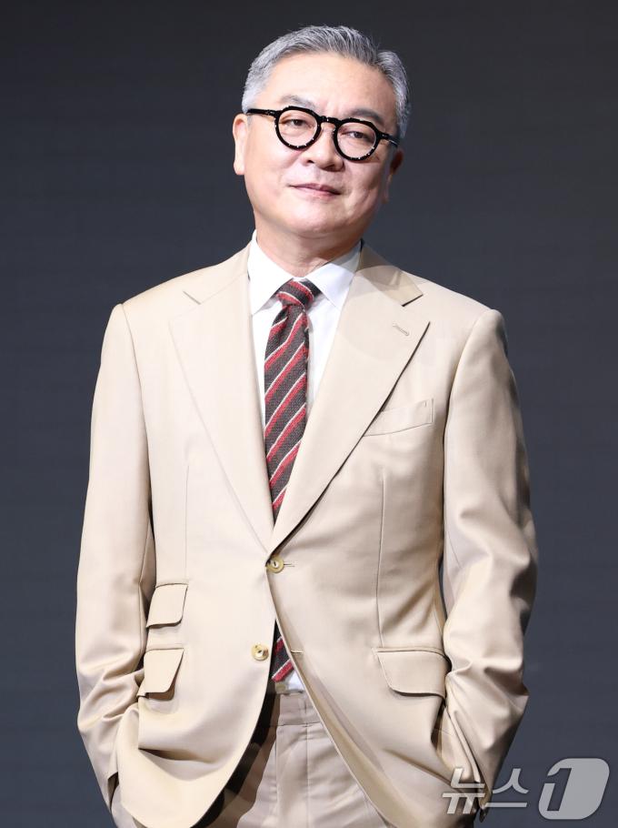 배우 김의성이 8일 서울 영등포구 콘래드호텔에서 열린 디즈니+ 오리지널 시리즈 '파인: 촌뜨기들' 제작발표회에 참석해 포즈를 취하고 있다. '파인: 촌뜨기들'은 1977년 바다 속에 묻힌 보물선을 차지하기 위해 몰려든 근면성실 생계형 촌뜨기들의 속고 속이는 이야기를 그렸다. 2025.7.8/뉴스1 ⓒ News1 권현진 기자