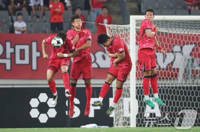 박진섭이 7일 오후 경기 용인시 처인구 용인미르스타디움에서 열린 2025 동아시아축구연맹(EAFF) E-1 챔피언십 남자부 대한민국과 중국의 경기에서 프리킥을 막아고 있다. 2025.7.7/뉴스1 ⓒ News1 김영운 기자