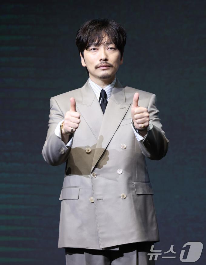 배우 이동휘가 8일 서울 영등포구 콘래드호텔에서 열린 디즈니+ 오리지널 시리즈 '파인: 촌뜨기들' 제작발표회에 참석해 포즈를 취하고 있다. '파인: 촌뜨기들'은 1977년 바다 속에 묻힌 보물선을 차지하기 위해 몰려든 근면성실 생계형 촌뜨기들의 속고 속이는 이야기를 그렸다. 2025.7.8/뉴스1 ⓒ News1 권현진 기자