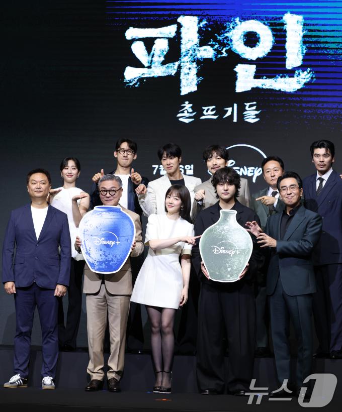 배우 김민(왼쪽위부터 시계방향)과 이상진, 정윤호,이동휘, 김종수, 김성오, 류승룡, 양세종, 임수정, 김의성, 강윤성 감독이 8일 서울 영등포구 콘래드호텔에서 열린 디즈니+ 오리지널 시리즈 '파인: 촌뜨기들' 제작발표회에 참석해 포즈를 취하고 있다. '파인: 촌뜨기들'은 1977년 바다 속에 묻힌 보물선을 차지하기 위해 몰려든 근면성실 생계형 촌뜨기들의 속고 속이는 이야기를 그렸다. 2025.7.8/뉴스1 ⓒ News1 권현진 기자