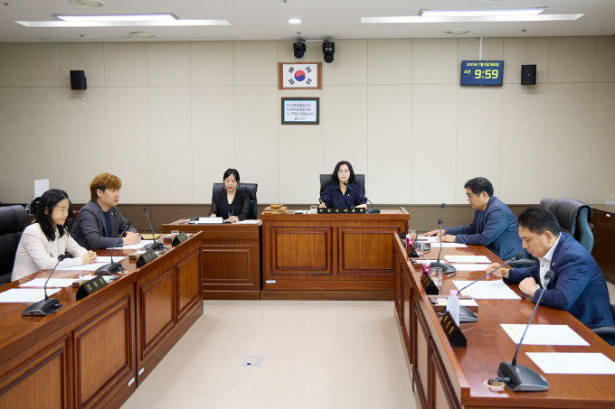 용인특례시의회 의회운영위원회 이윤미 위원장(가운데 오른쪽)이 8일 의회운영위원회 회의를 주재하고 있다. /사진제공=용인특례시의회