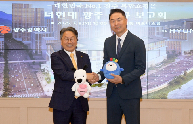 강기정 광주광역시장(왼쪽)이 8일 오전 시청 비즈니스룸에서 열린 ‘광주 복합쇼핑몰 더현대 광주 관련 착공보고회’에 참석해 정지영 현대백화점 대표이사와 기념촬영을 하고 있다./사진=광주시