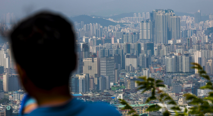서울 중구 남산에서 서울시내 아파트가 보이고 있다./사진=뉴시스