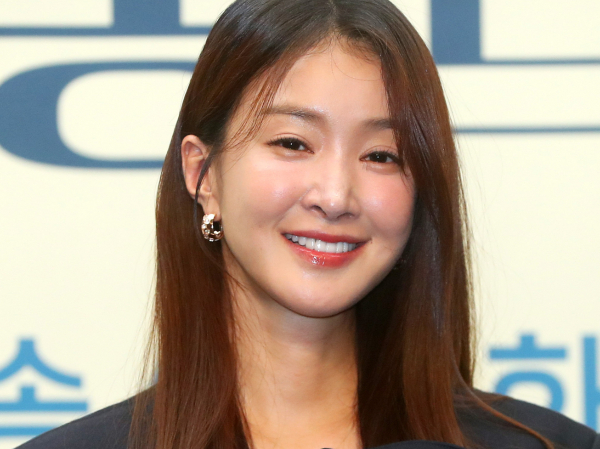 배우 이시영이 이혼 후 전 남편의 아이를 임신한 가운데, 전 남편이 부모로서 책임을 다하겠다는 뜻을 전했다. 사진은 배우 이시영이 지난달 16일 오후 서울 마포구 스탠포드호텔에서 열린 ENA 새 월화드라마 '살롱 드 홈즈' 제작발표회에서 포즈를 취하고 있는 모습. /사진=뉴시스