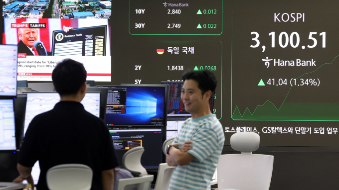 코스피가 기관 매수와 개인 매도로 3100선 안팎 등락한다. 사진은 서울 중구 하나은행 딜링룸 전광판./사진=뉴시스