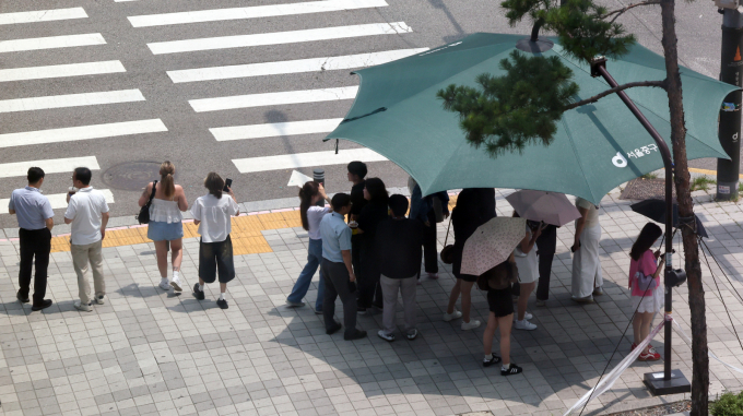 9일 전국이 대체로 맑고 낮 최고 기온 36도에 육박하는 무더위가 예상된다. 사진은 8일 서울 중구 을지로1가사거리에서 시민들이 햇볕을 피해 그늘막 아래로 모인 모습. /사진=뉴시스