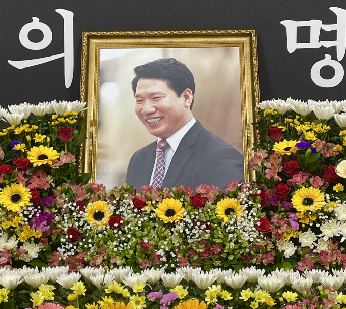 지난 4월9일 대구 동구청 4층 대회의실에 차려진 고 정궁호 기장을 애도하기 위한 분향소에 영정이 놓여 있다.  정 기장은 지난 6일 대구 북구 서변동에서 발생한 산불을 헬기를 타고 진화하다 추락해 숨졌다./사진제공=뉴시스