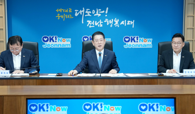김영록 전라남도지사(가운데)가 8일 오전 전남 동부지역본부 나철실에서 실국 정책회의를 주재하고 있다./전남도