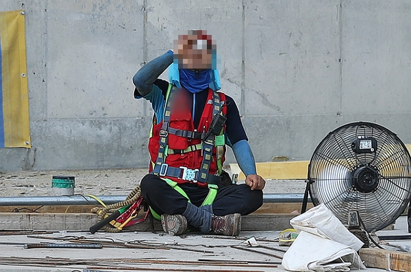 경북 구미 한 아파트 공사장에서 20대 외국인 노동자가 사망했다. 사진은 연일 폭염이 이어지는 2021년 7월26일 서울 영등포구 한 건설 현장에서 건설 노동자가 그늘에서 휴식을 취하고 있는 모습. 기사와 직접적인 관계 없다. /사진=뉴시스