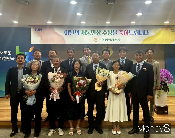 이광일 농협전남본부장(뒷줄 오른쪽 두번째)과 7월 '이달의 새농민상' 수상자 부부들이 기념촬영을 하고 있다/사진=농협전남본부 제공.