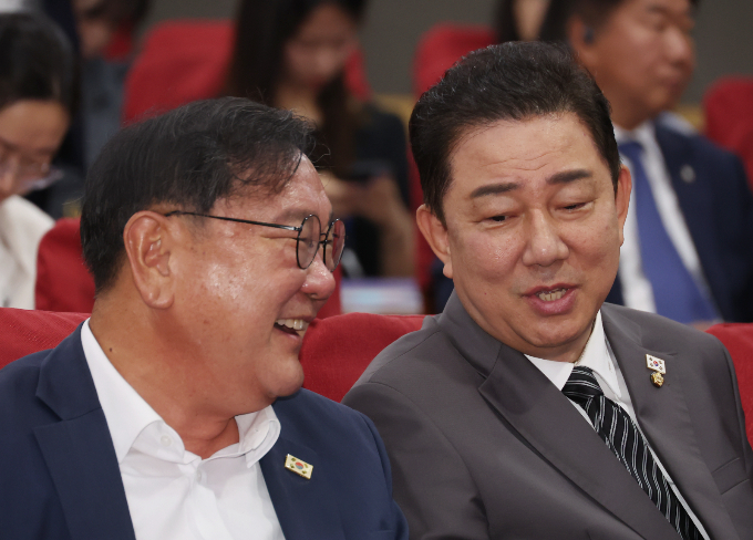 김병기 더불어민주당 원내대표가 금융시장 등 투자의 다양성을 제고해야 한다고 8일 밝혔다. 사진은 이날 오전 서울 여의도 국회 의원회관에서 김태년 의원(왼쪽)과 얘기 중인 김 원내대표. /사진=뉴시스