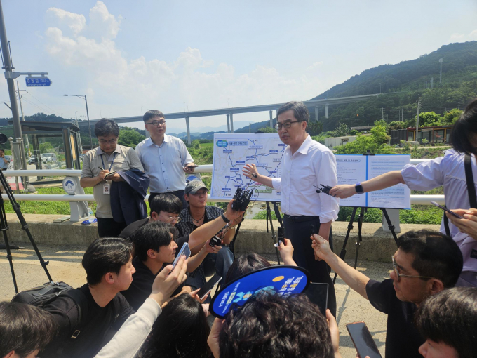 김동연 경기도지사가 8일 오후 2시 30분 양평군 양서면 청계리 54-1 '서울-양평고속도로' 원안 종점부 현장을 방문해, 추진 경위를 보고 받았다.  /사진=김동우 기자 