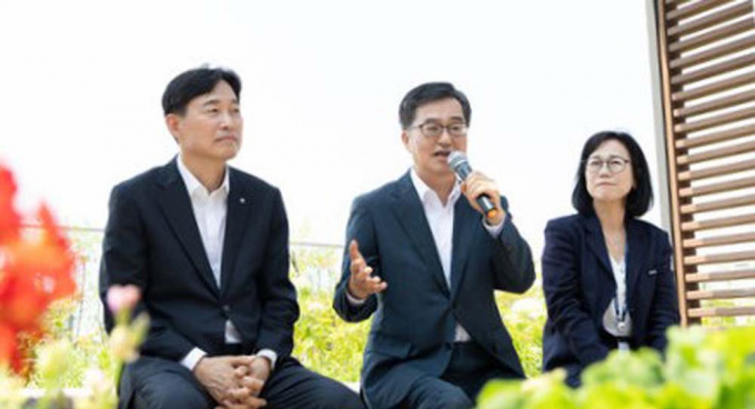 8일 경기도청 옥상정원에서 열린 기후안전망 강화 공동협력 업무협약식. 김동연 경기도지사(가운데)가 이병래 손해보험협회장(왼쪽), 김혜애 경기환경에너지진흥원장(오른쪽)와 협약을 체결하고 있다. /사진제공=경기도