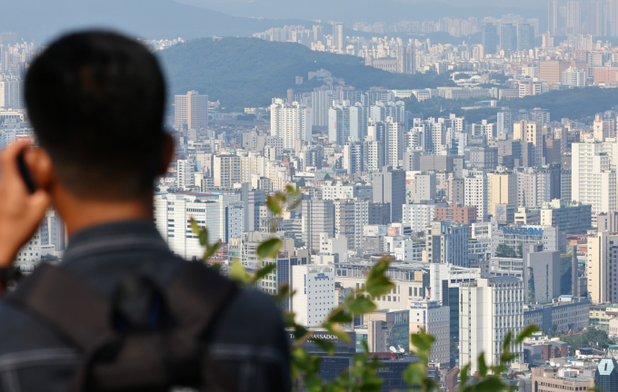 서울 고가 주택 지역에 대한 외국인의 부동산 매수가 늘면서 내국인 역차별 논란이 지속되고 있다. 사진은 서울 남산에서 바라본 아파트들 모습. /사진=뉴시스