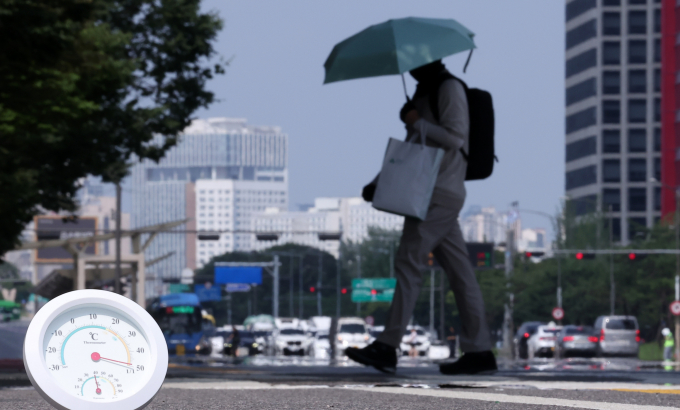 서울 낮 최고기온이 38도를 육박했다. 사진은 8일 서울 영등포구 여의도 일대 뜨겁게 달궈진 아스팔트 위로 아지랑이가 피어오른 모습. /사진=뉴스1