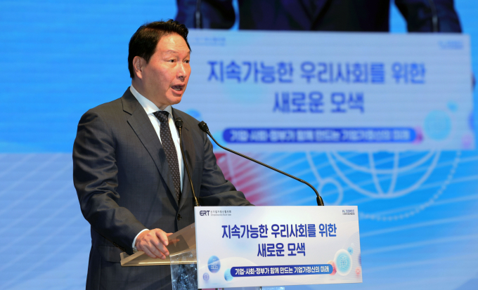 최태원 대한상공회의소 회장이 8일 오후 서울 중구 대한상공회의소 국제회의장에서 열린 지속가능한 우리 사회를 위한 새로운 모색 '기업·사회·정부가 함께 만드는 기업가정신의 미래'에서 인사말을 하고 있다. / 사진=뉴시스 홍효식 기자 /사진=홍효식