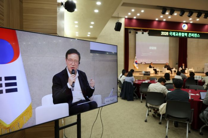 임태희 경기도교육감이 8일 성남 국립국제교육원에서 열린 '2025 국제교류협력 콘퍼런스'에서 평화롭고 지속가능한 지구공동체를 위한 글로벌 교육 협력을 주제로 좌담회를 진행하고 있다. /사진제공=경기도교육청 
