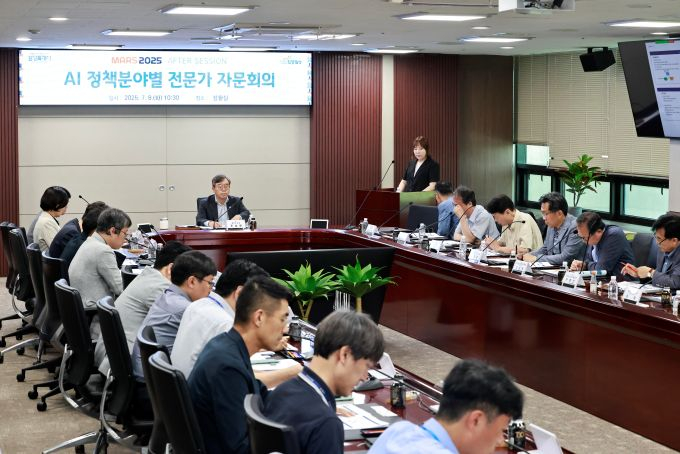 조승문 화성특례시 제2부시장이 8일 AI 정책분야별 전문가 자문회의를 주재하고 있다. /사진제공=화성특례시