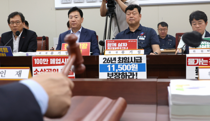 8일 세종시 정부세종청사에서 열린 최저임금위원회 10차 전원회의에서 노사 위원들이 이인재 위원장의 회의 시작을 보고 있다. / 사진=뉴시스 강종민 기자 /사진=강종민