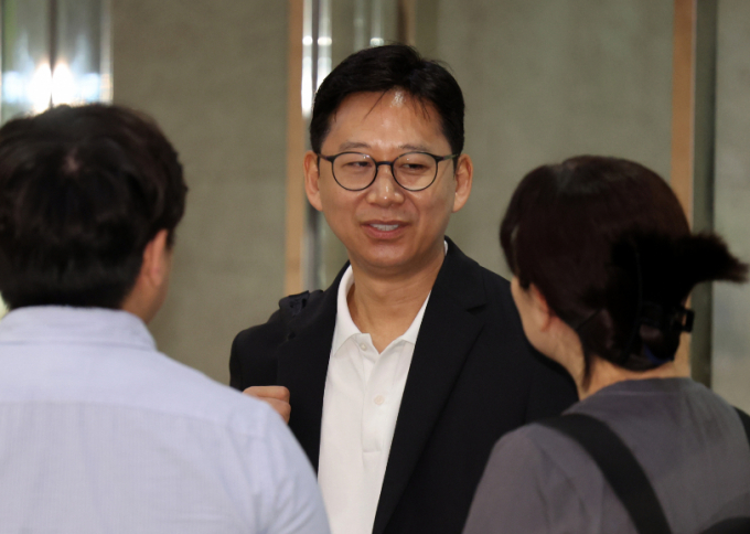 배경훈 과학기술정보통신부 장관 후보자가 지난 1일 오전 서울 종로구 광화문우체국에 마련된 인사청문회 준비 사무실로 출근하며 취재진의 질문에 답하고 있다. /사진=뉴시스