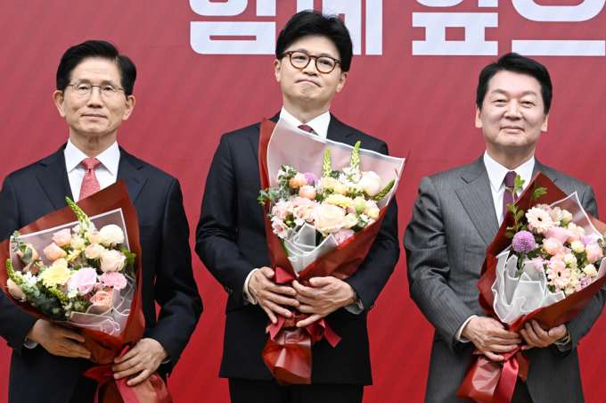 안철수 국민의힘 의원이 8일 자신의 페이스북 계정을 통해 김문수 전 고용노동부 장관과 한동훈 전 대표에게 함께 전당대회 출마를 하자며 촉구하는 글을 올렸다. 사진은 지난4월29일 서울 여의도 국민의힘 당사에서 열린 제21대 대통령 후보자 국민의힘 3차 경선 진출자 발표 행사에서 결과 발표 후 안철수(오른쪽부터), 한동훈, 김문수 후보가 기념촬영을 하고 있는 모습. /사진=뉴시스