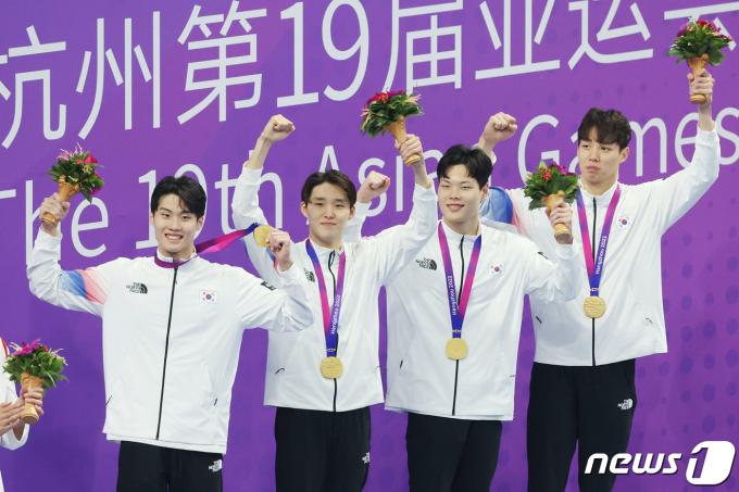 하엊우 아시안게임에서 금메달을 따냈던 한국 계영 대표팀 2023.9.25/뉴스1 ⓒ News1 민경석 기자