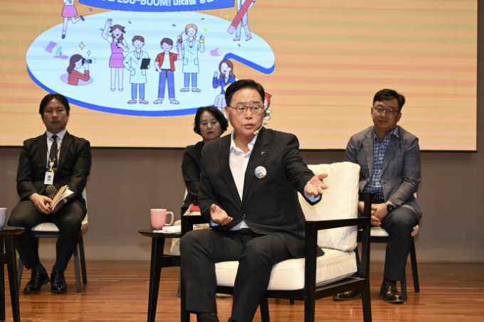 강수현 양주시장이 지난 5일 오전 경기섬유종합지원센터 대강당에서 열린 ‘양주시 교육발전특구 시범사업 성과보고회’에서 시민들에게 그동안의 성과를 직접 설명하고 있다. /사진제공=양주시
