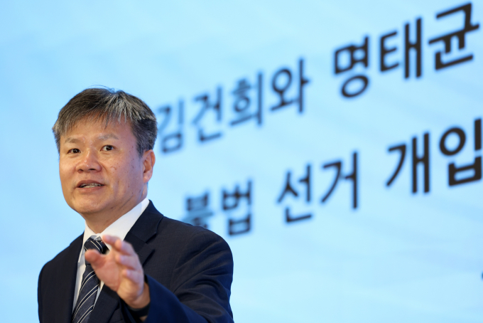 김건희 여사와 관련한 의혹을 수사 중인 민중기 특별검사팀(김건희 특검팀)이 경찰청 국가수사본부를 압수수색했다. 사진은 김건희 여사 의혹을 수사하는 민중기 특별검사팀의 문홍주 특검보가 지난 7일 서울 종로구 KT광화문빌딩 웨스트에 마련된 사무실에서 정례 브리핑을 마친 뒤 취재진 질문에 답하는 모습. /사진=뉴시스